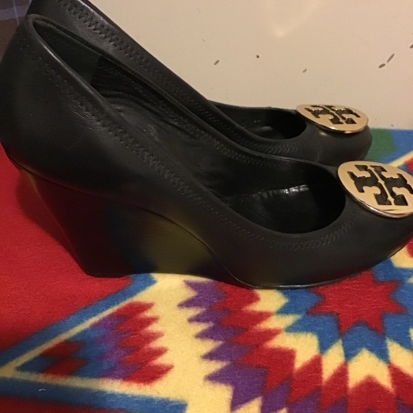 🔥SALE! TORY BURCH, SIZE 9 1/2 med, pre-owned , small lose insole on left shoe🔥 - Picture 3 of 10